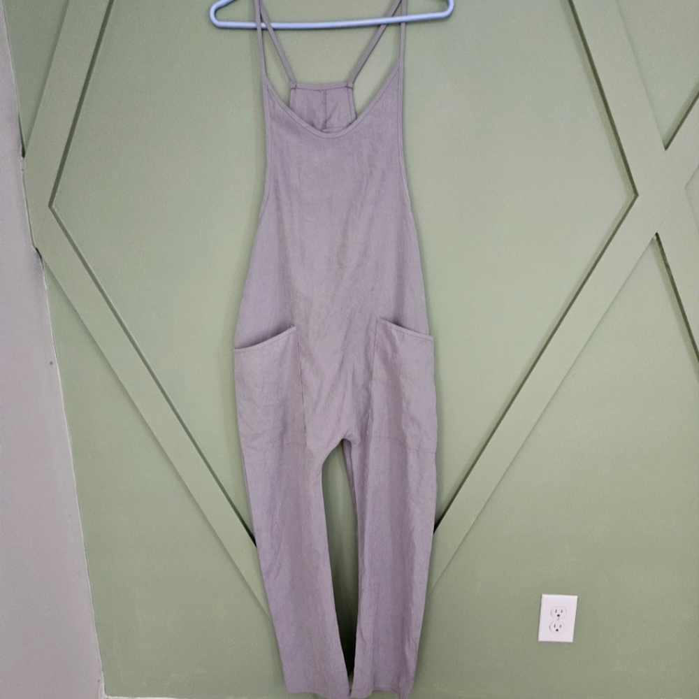 Light gray jumpsuit with a small pocket on the back and two pockets on the front